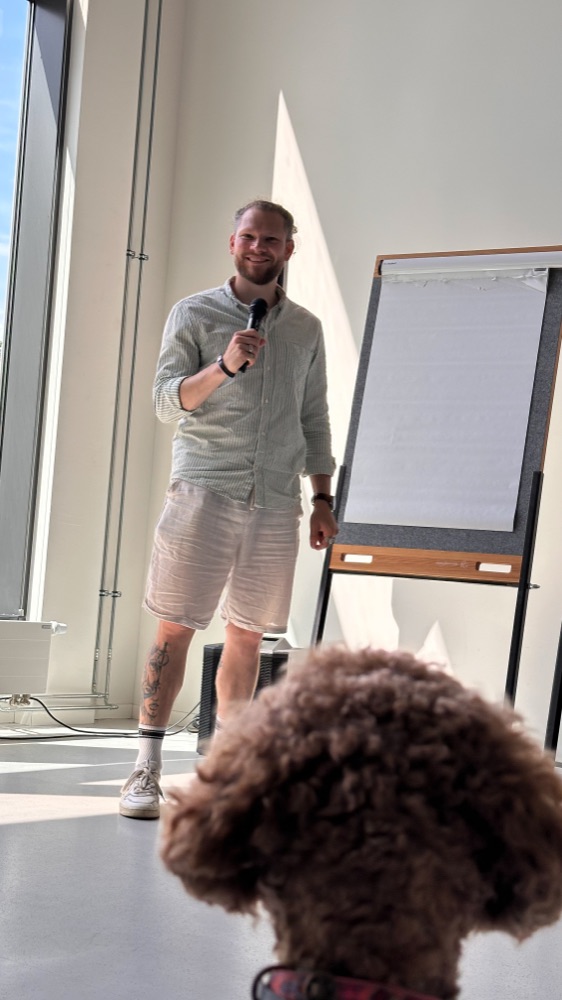 Benjamin Uth bei einem Live-Impuls mit Mikrofon